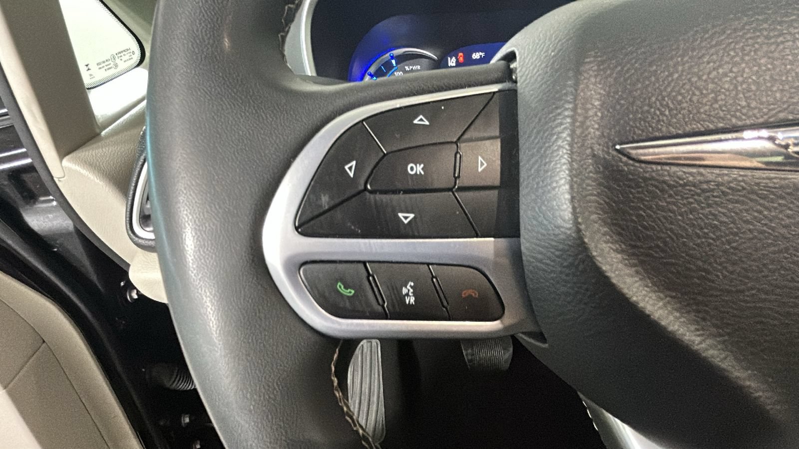 Used 2023 Chrysler Pacifica Touring-L FWD image 16