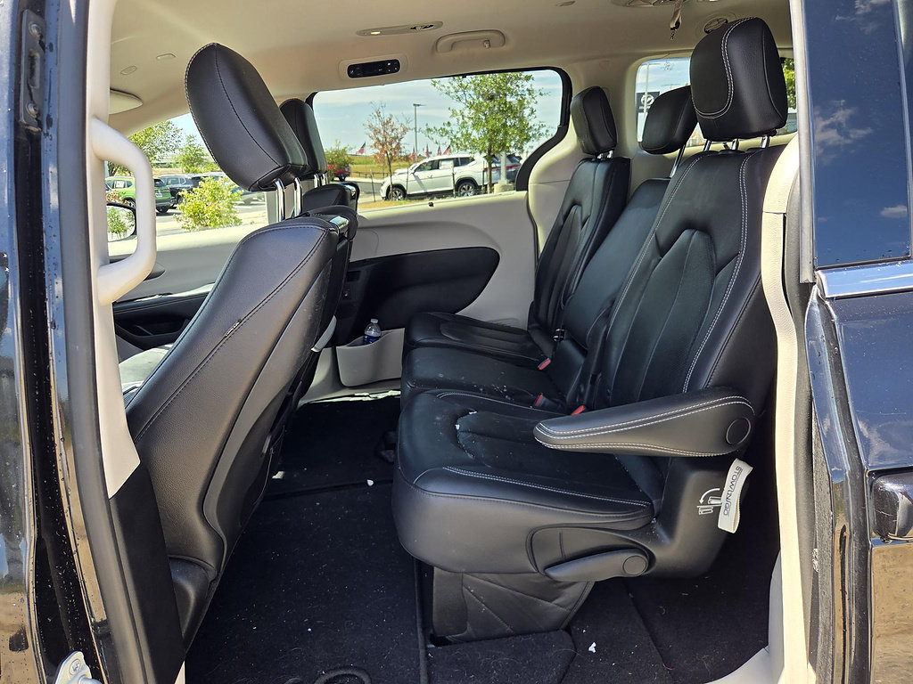 Used 2022 Chrysler Pacifica Touring-L w/ Uconnect Theater Family Group FWD image 11