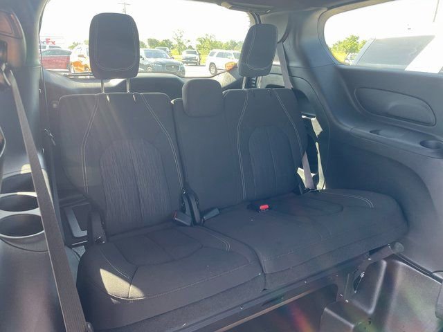 Used 2024 Chrysler Pacifica Touring image 19
