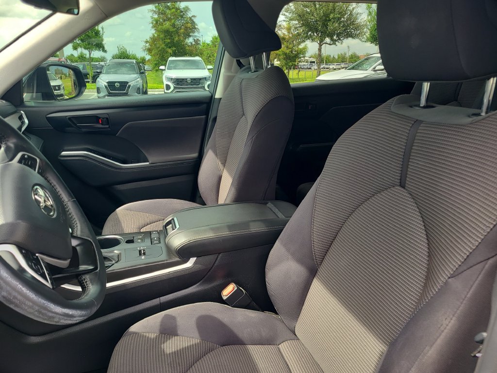 Used 2022 Toyota Highlander LE FWD image 19
