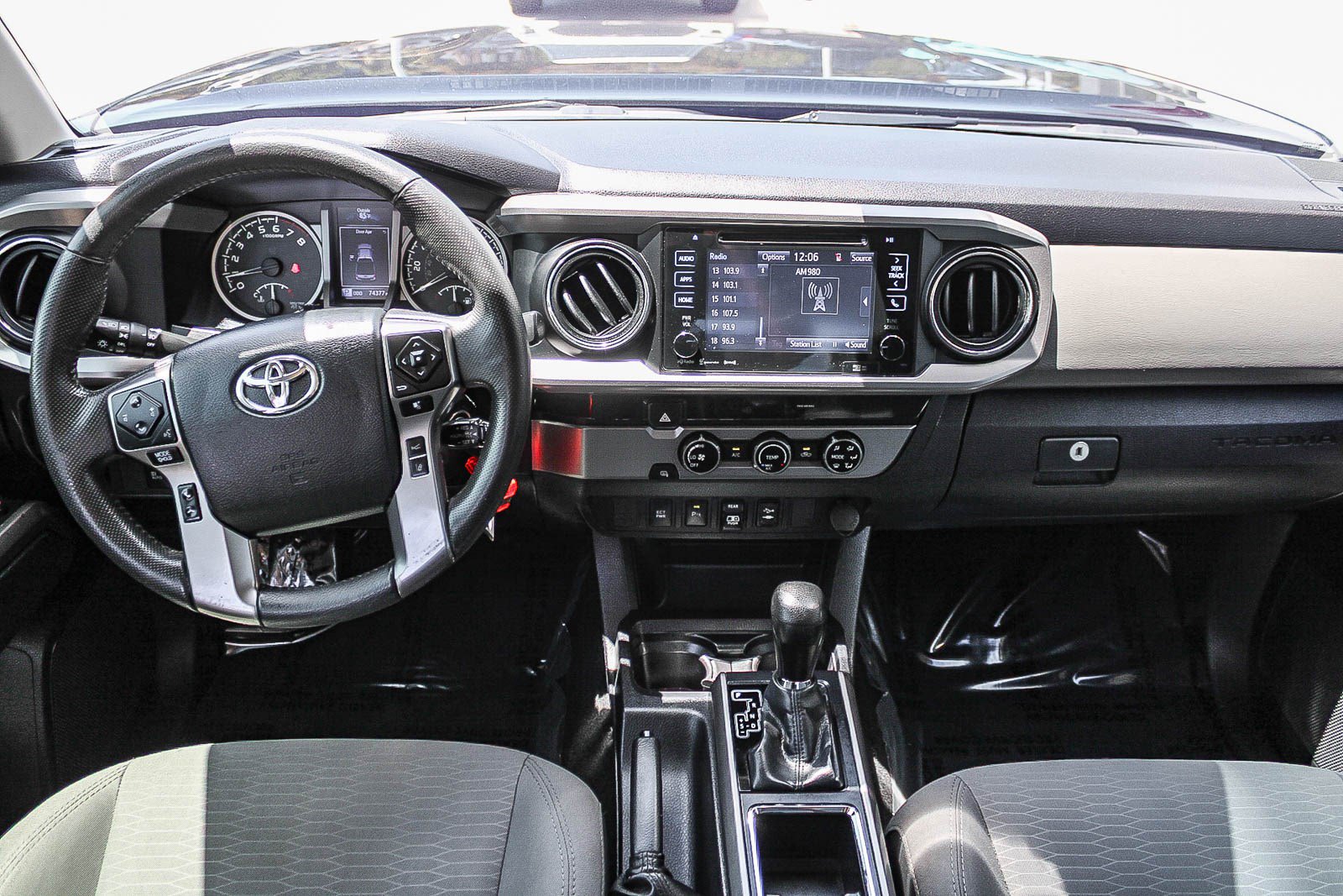 Used 2018 Toyota Tacoma SR5 RWD image 14
