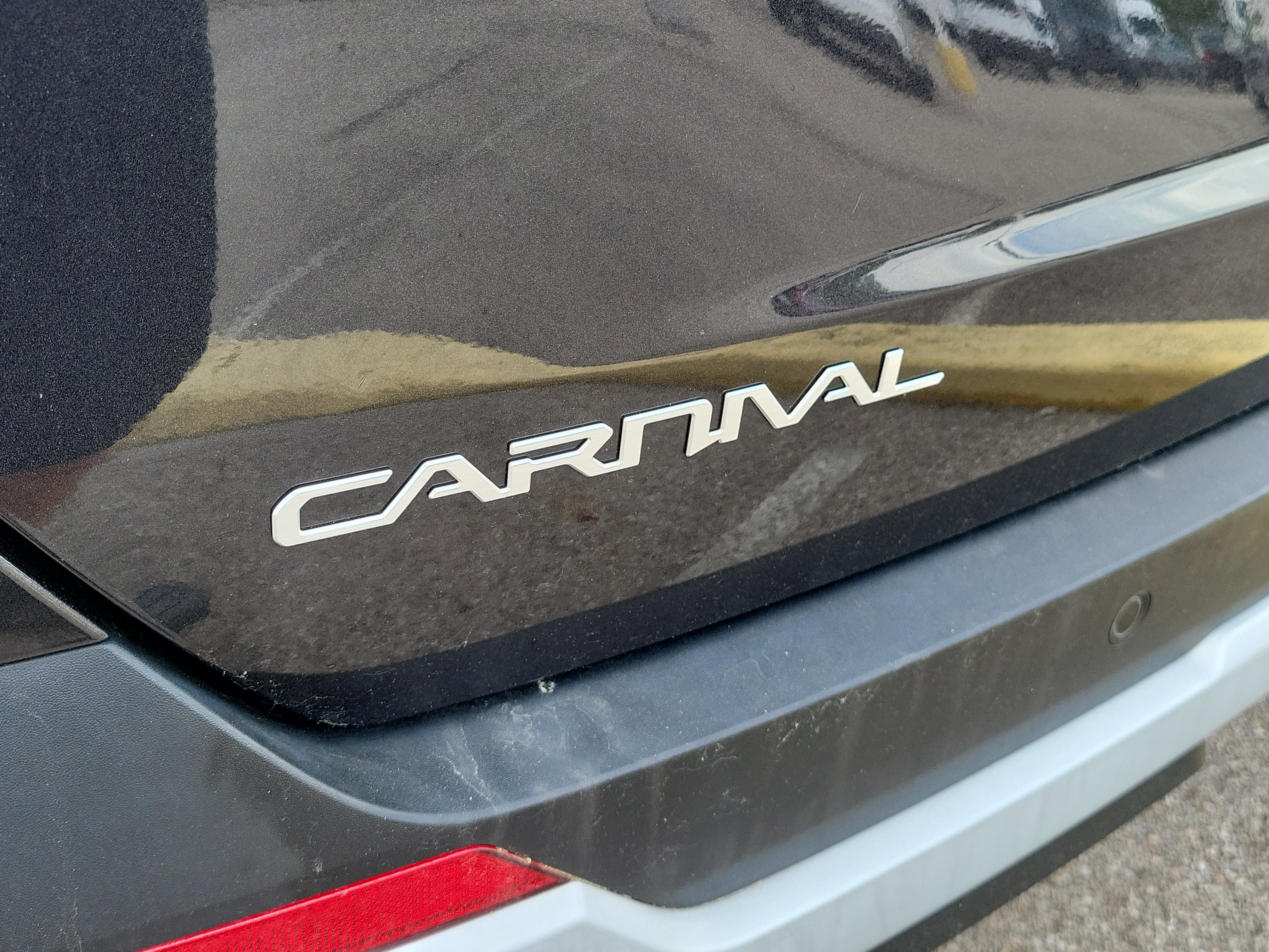 Used 2025 Kia Carnival FWD image 6