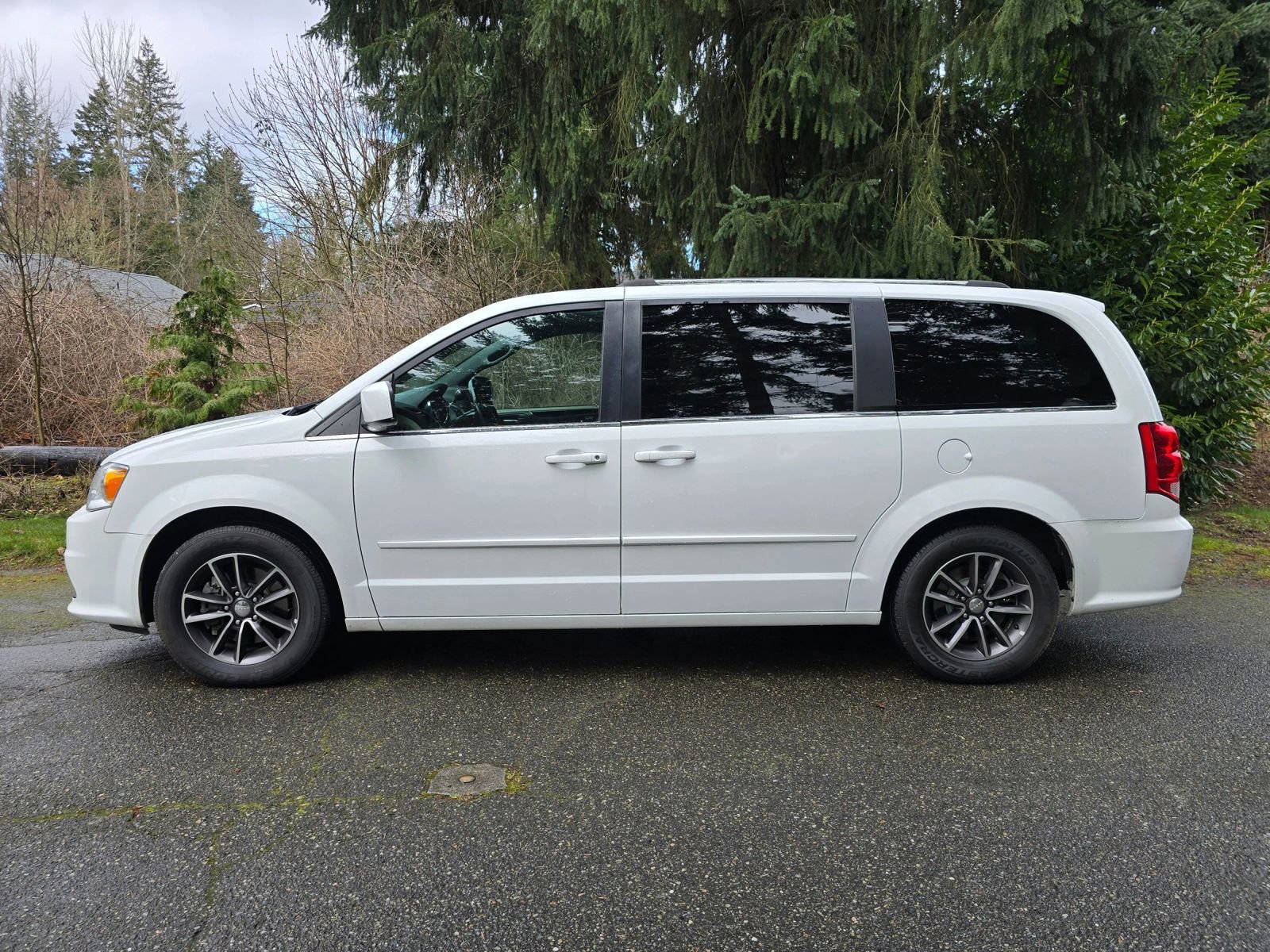 Used 2017 Dodge Grand Caravan SXT FWD image 2