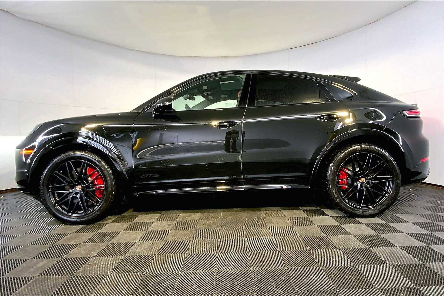 New 2026 Porsche Cayenne GTS image 2