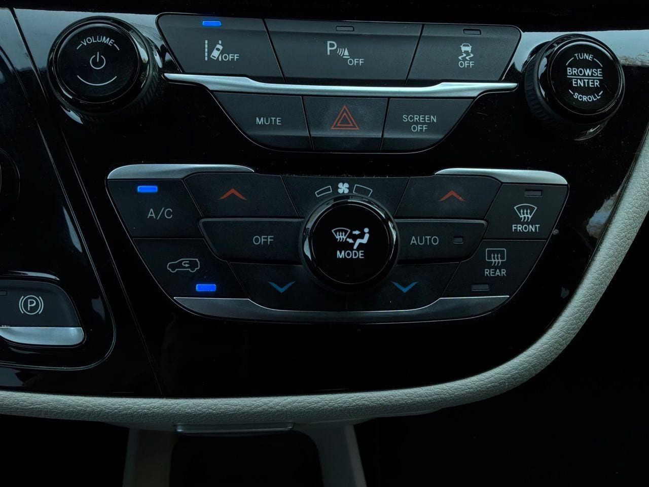 Used 2023 Chrysler Pacifica Touring-L FWD image 32