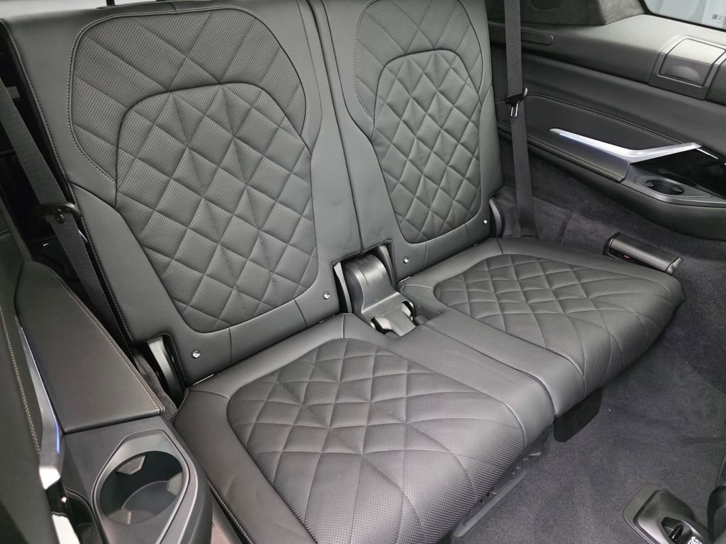 Used 2024 BMW X7 xDrive40i w/ M Sport Package image 27