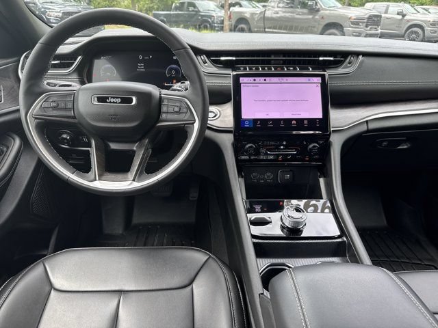 Used 2025 Jeep Grand Cherokee Limited AWD/4WD image 27