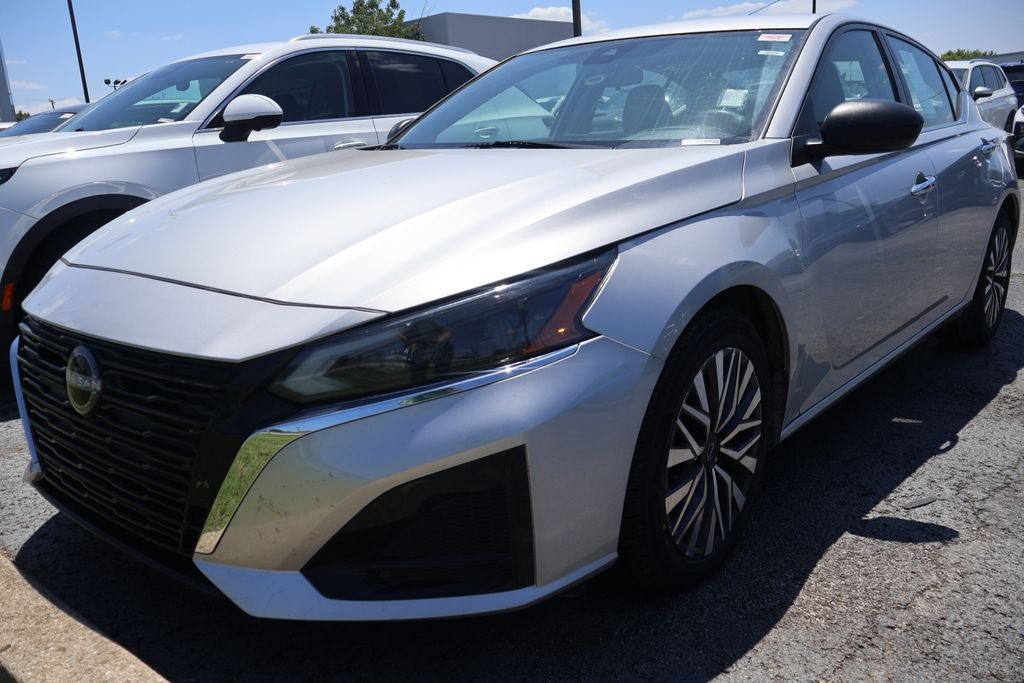 Used 2024 Nissan Altima 2.5 SV FWD image 1