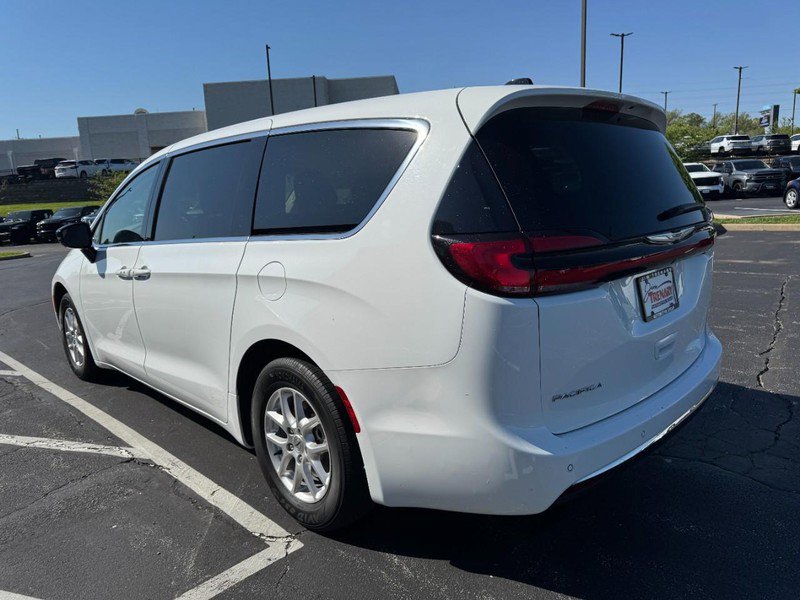 Used 2024 Chrysler Pacifica Touring-L FWD image 5