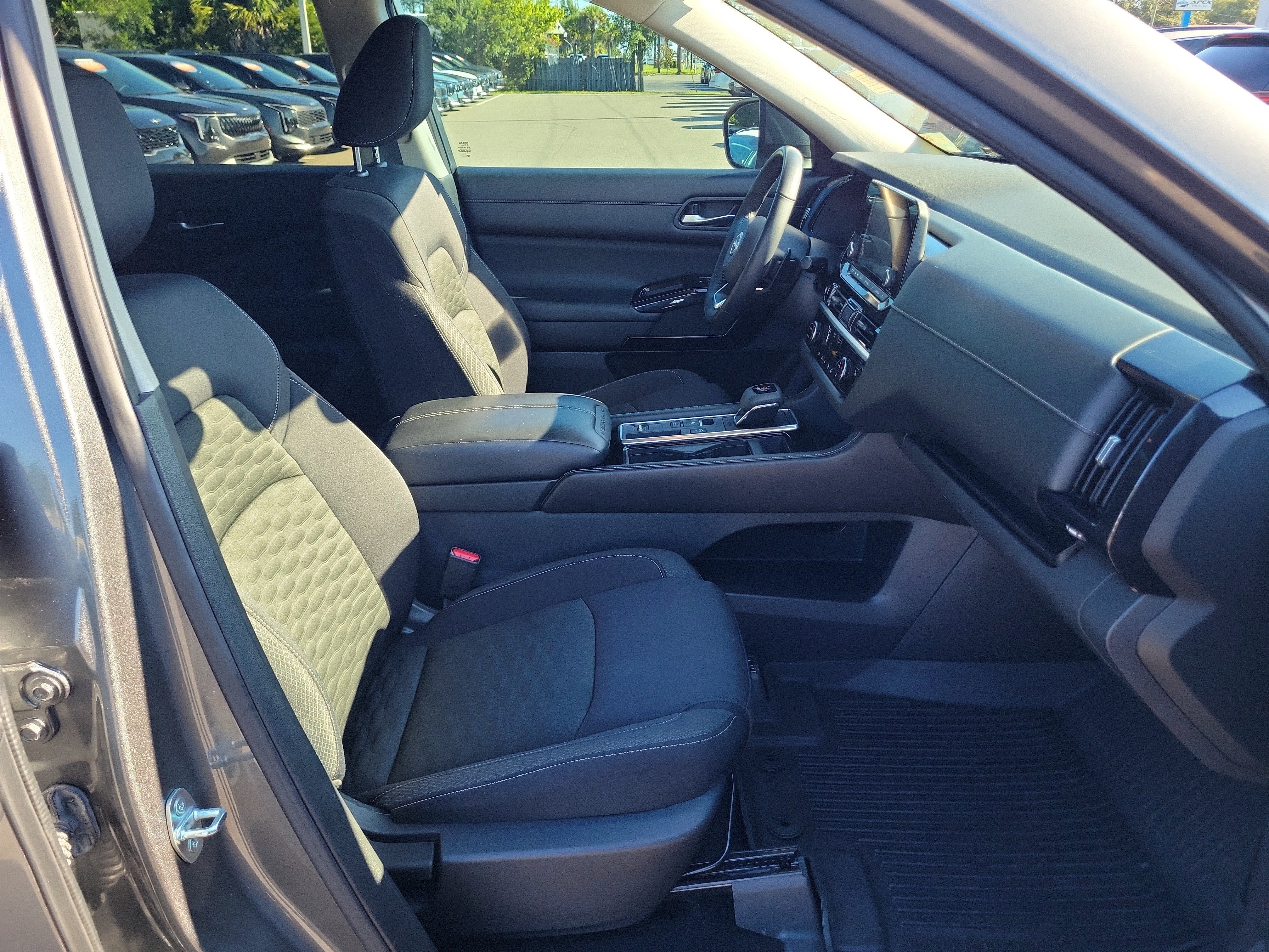 Used 2022 Nissan Pathfinder SV w/ SV Premium Package FWD image 7