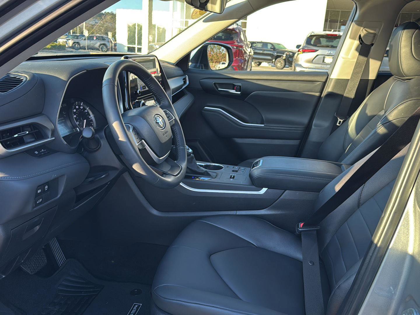 Certified 2025 Toyota Highlander XLE image 8