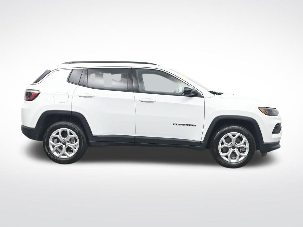 Used 2025 Jeep Compass Latitude AWD/4WD image 4
