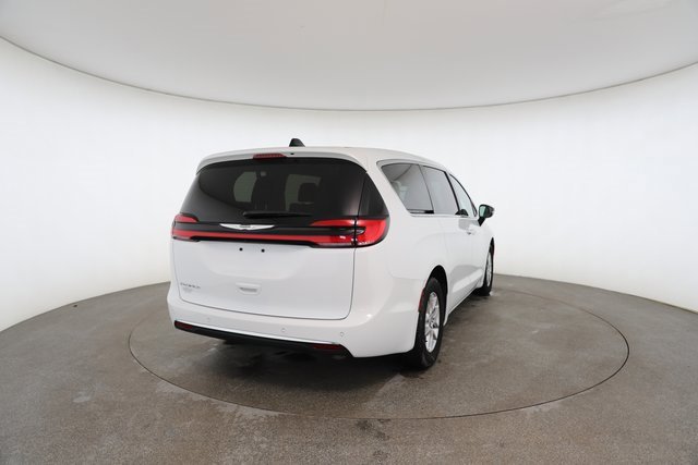 Used 2024 Chrysler Pacifica Touring-L image 16
