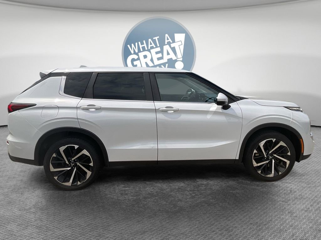 Used 2022 Mitsubishi Outlander ES AWD/4WD image 2