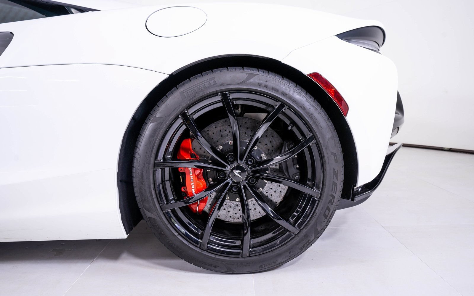 Used 2023 McLaren Artura RWD image 13
