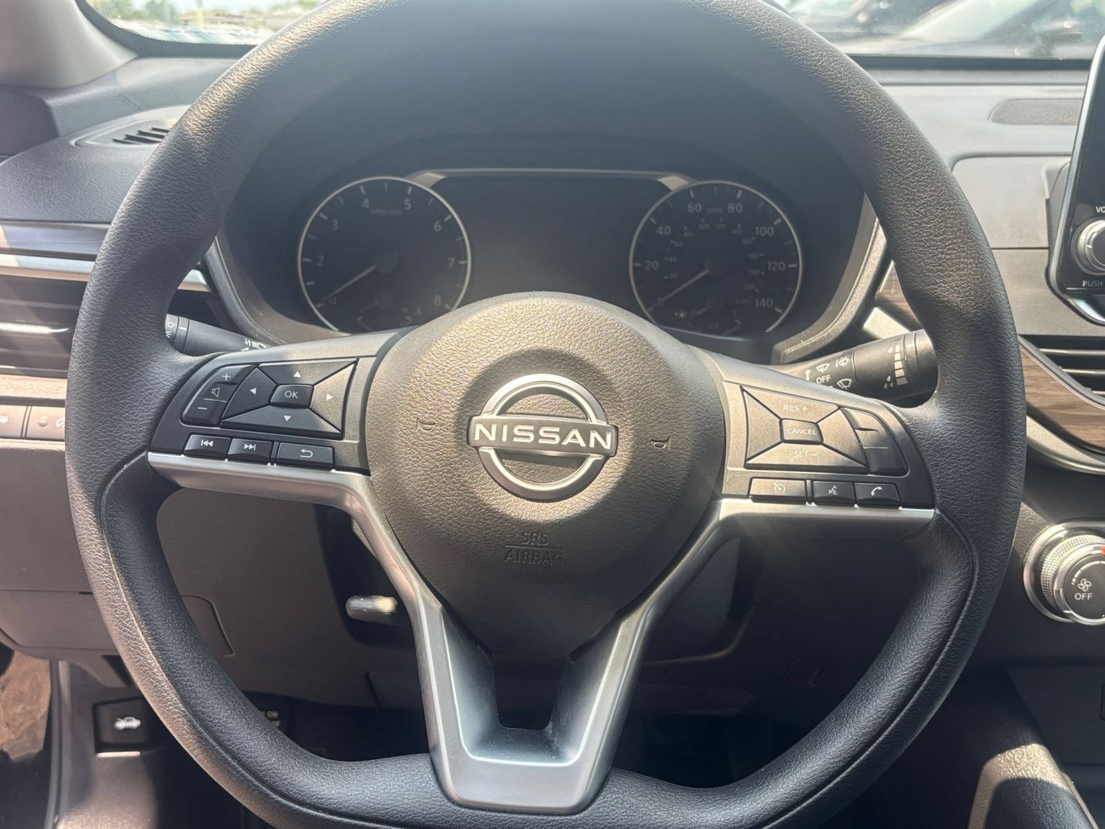 Used 2025 Nissan Altima 2.5 SV FWD image 25