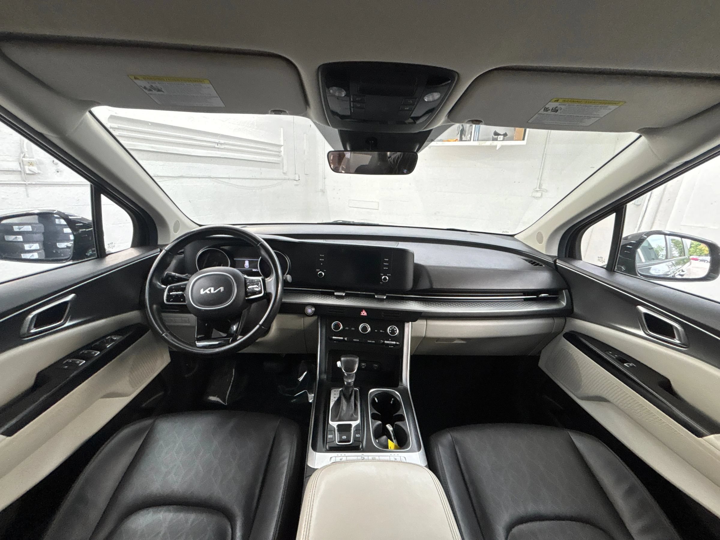 Used 2022 Kia Carnival LX FWD image 17