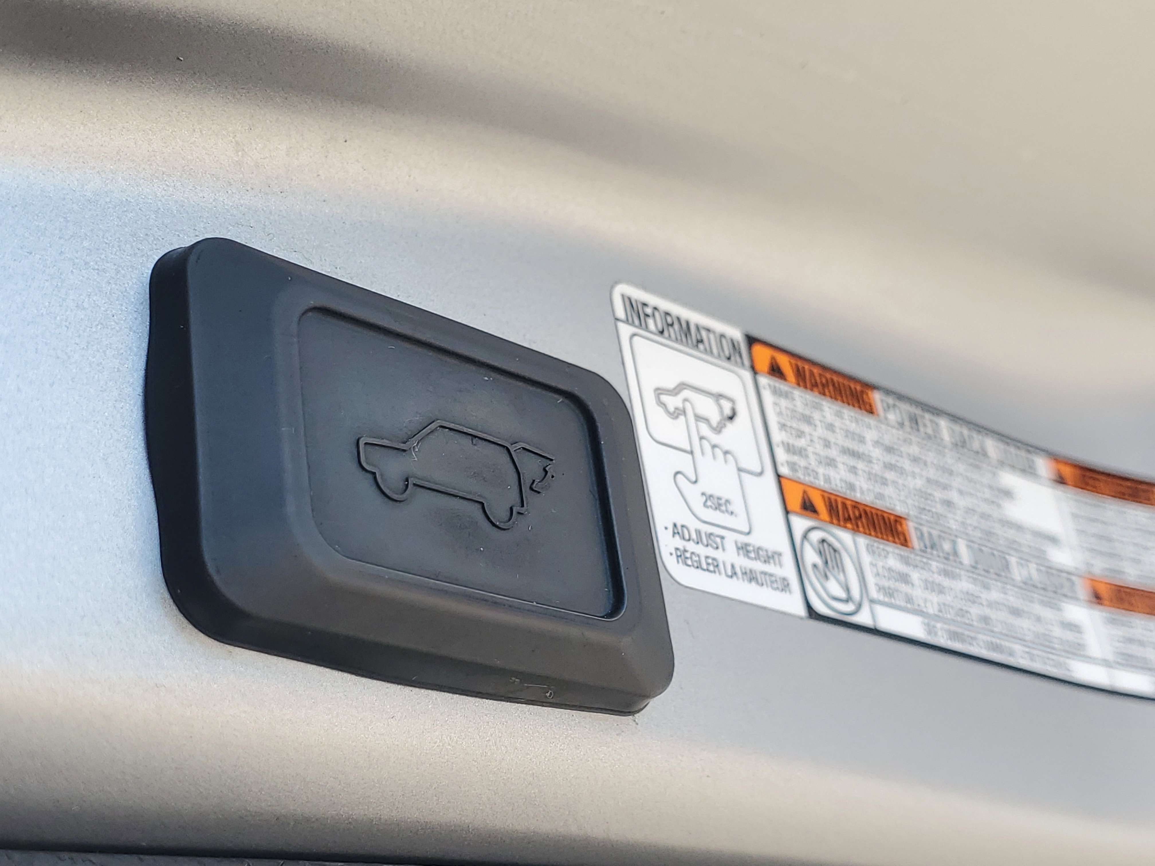 Used 2018 Toyota RAV4 XLE image 9