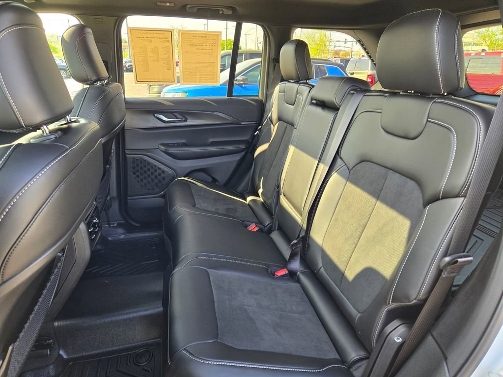 Used 2025 Jeep Grand Cherokee Altitude image 30