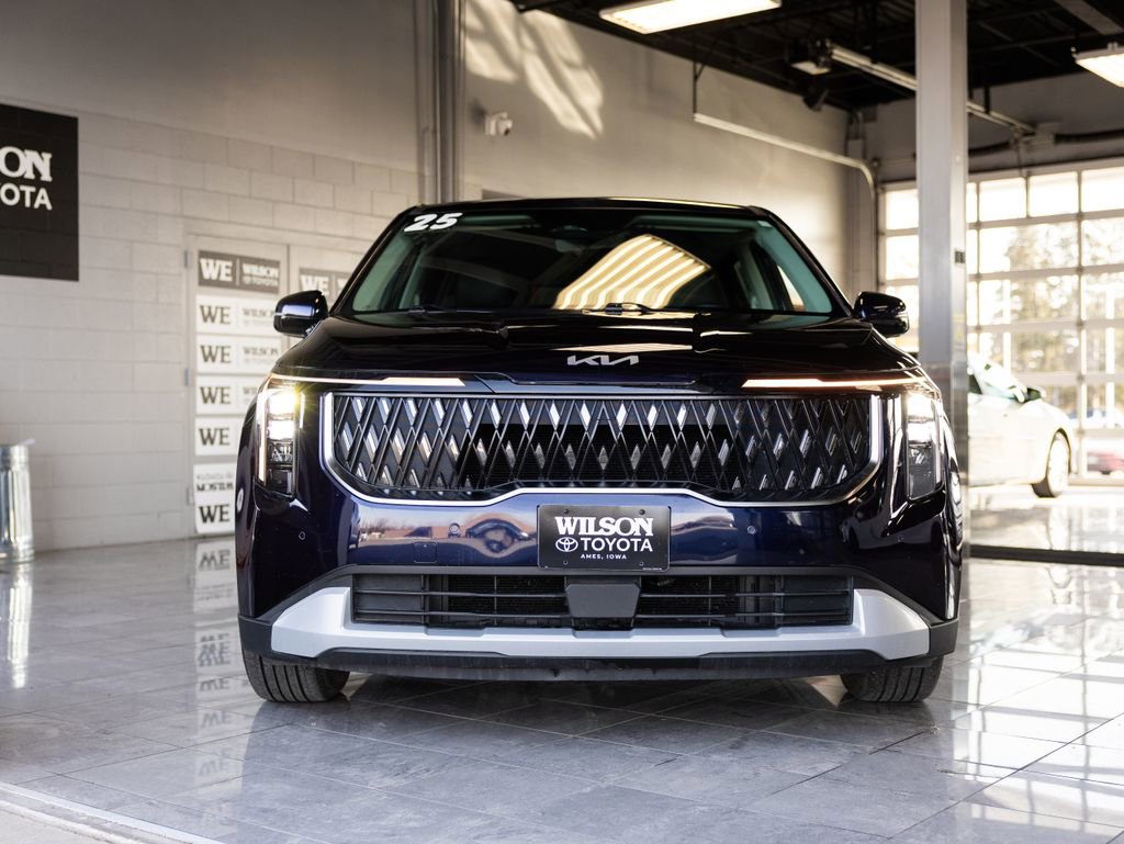 Used 2025 Kia Carnival image 3