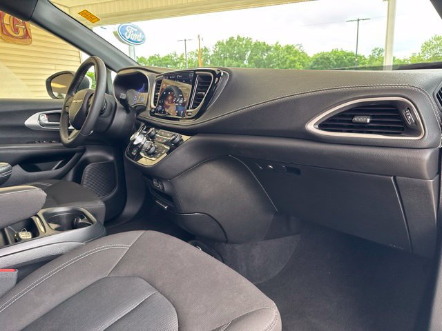 Used 2023 Chrysler Pacifica Touring FWD image 27