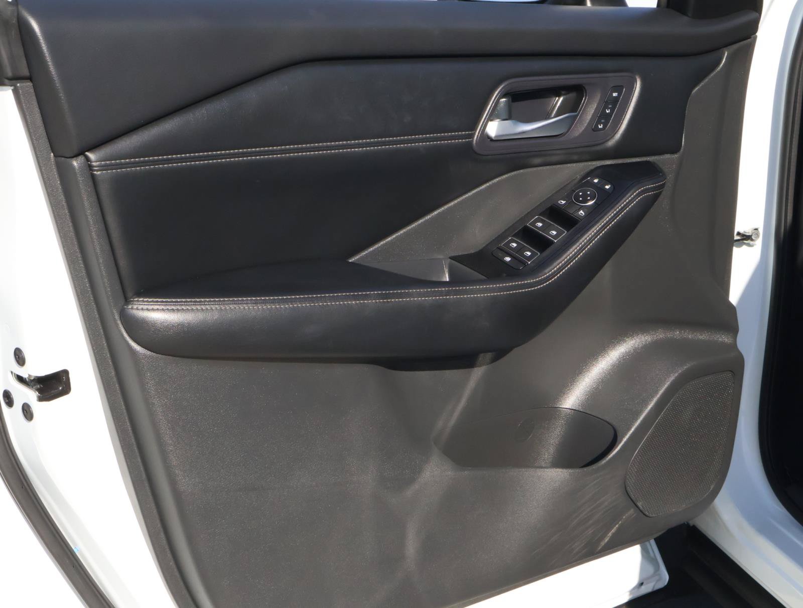 Used 2024 Nissan Rogue SL w/ SL Premium Package FWD image 15