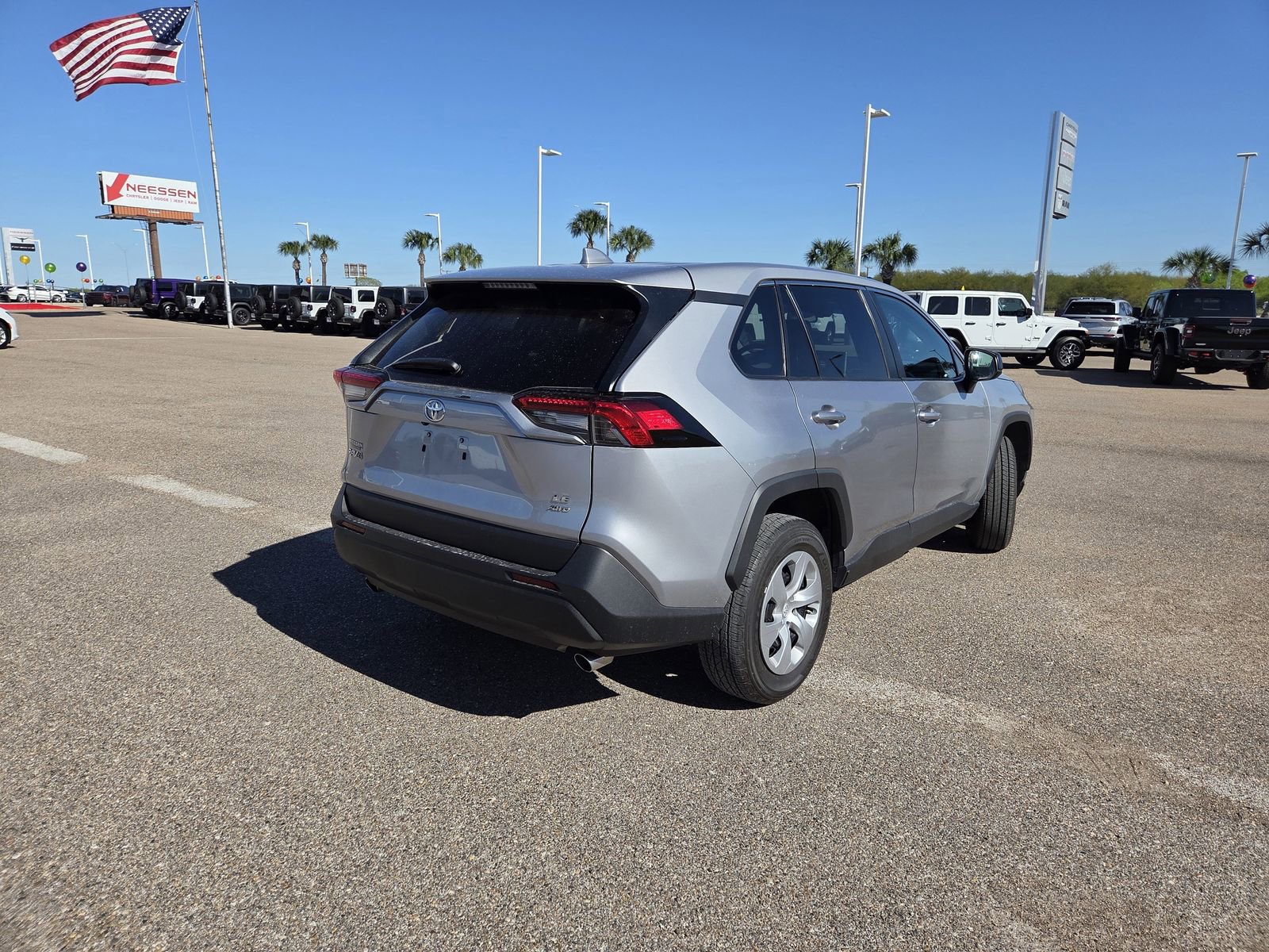 Used 2024 Toyota RAV4 LE AWD/4WD image 7