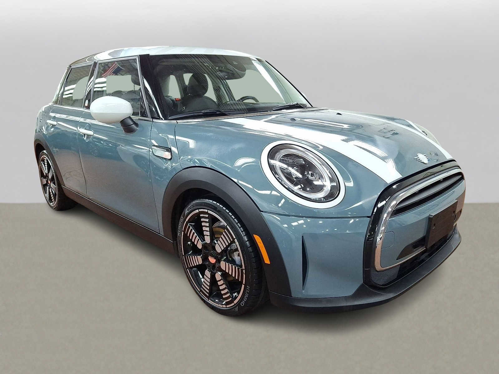 Used 2023 MINI Cooper 4-Door Hardtop w/ Multitone Edition image 2