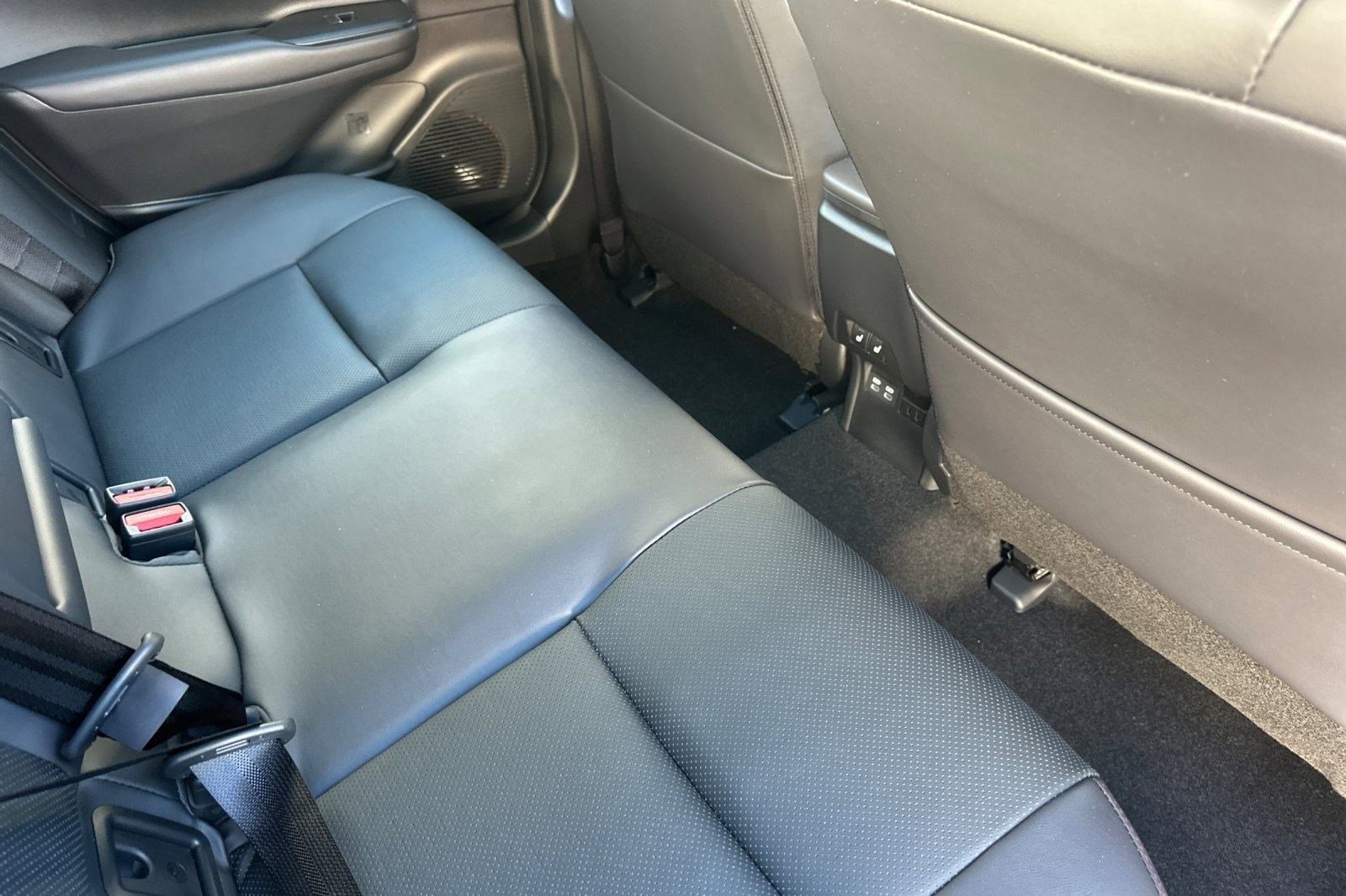 Used 2025 Toyota Prius Plug-In Hybrid image 30