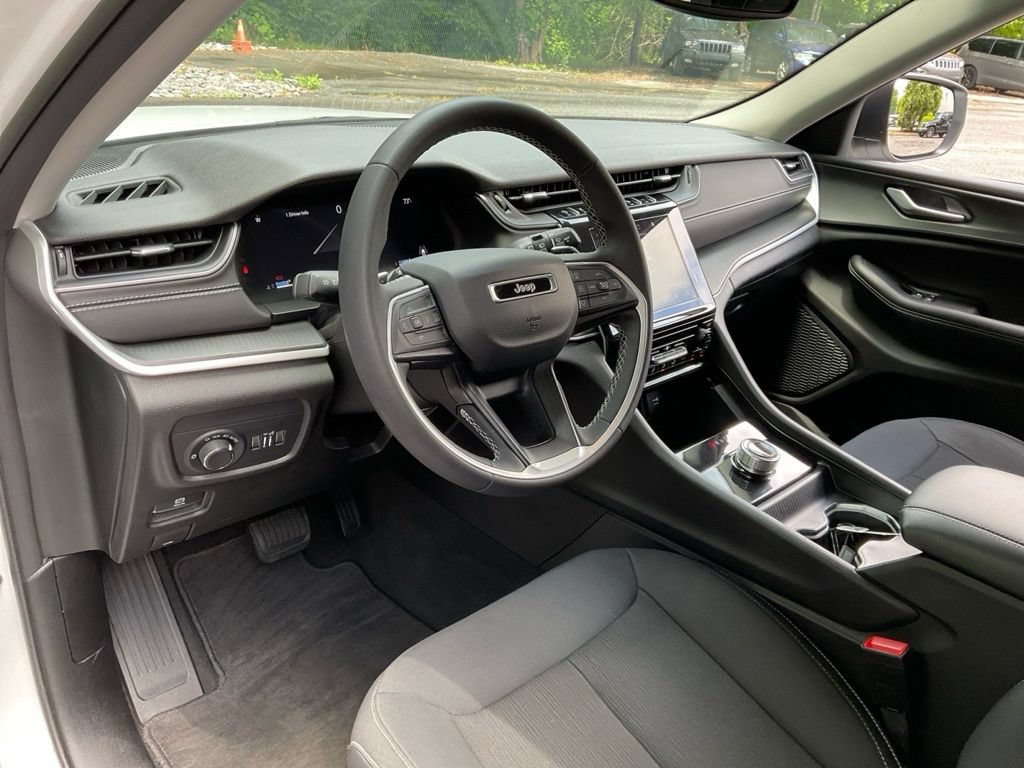 Used 2023 Jeep Grand Cherokee Laredo AWD/4WD image 25