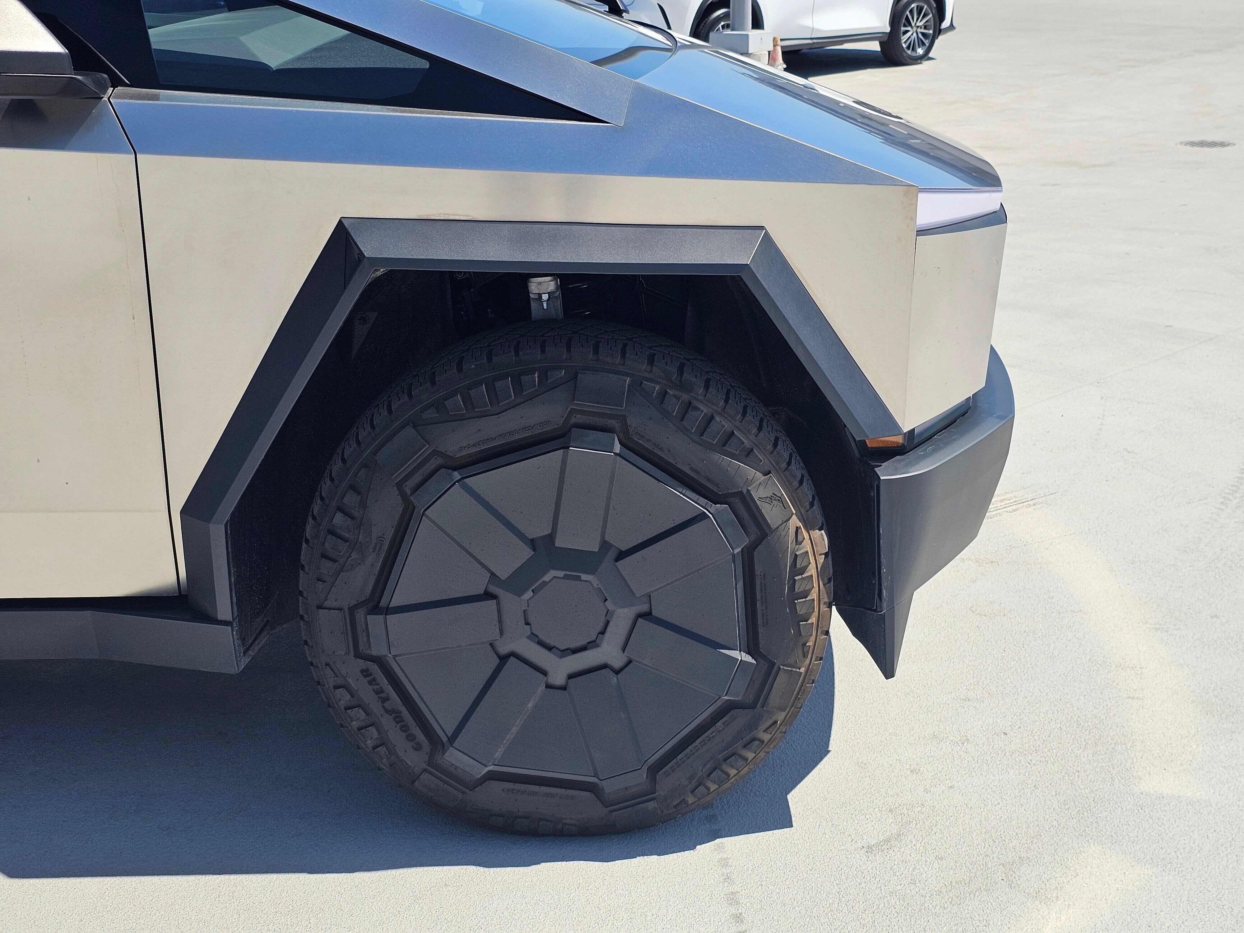Used 2026 Tesla Cybertruck 2WD Crew Cab image 9