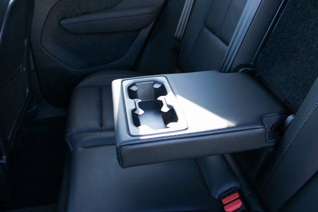 Used 2025 Volvo XC40 B5 Plus image 35