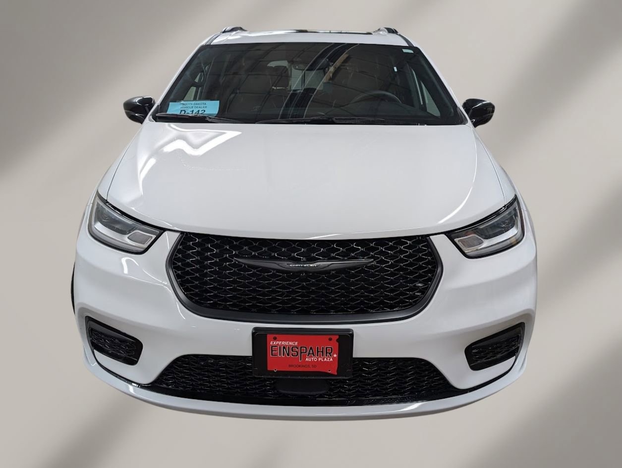 Used 2025 Chrysler Pacifica Limited image 2