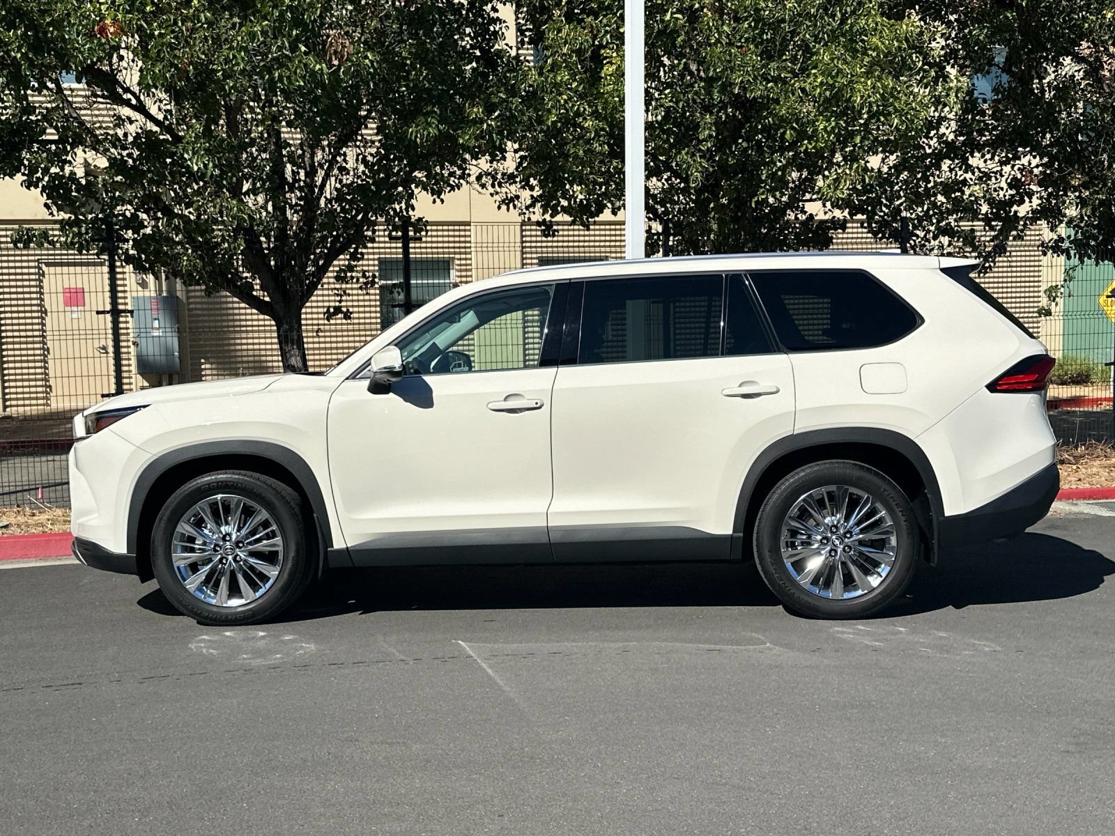 Used 2024 Toyota Grand Highlander AWD image 3