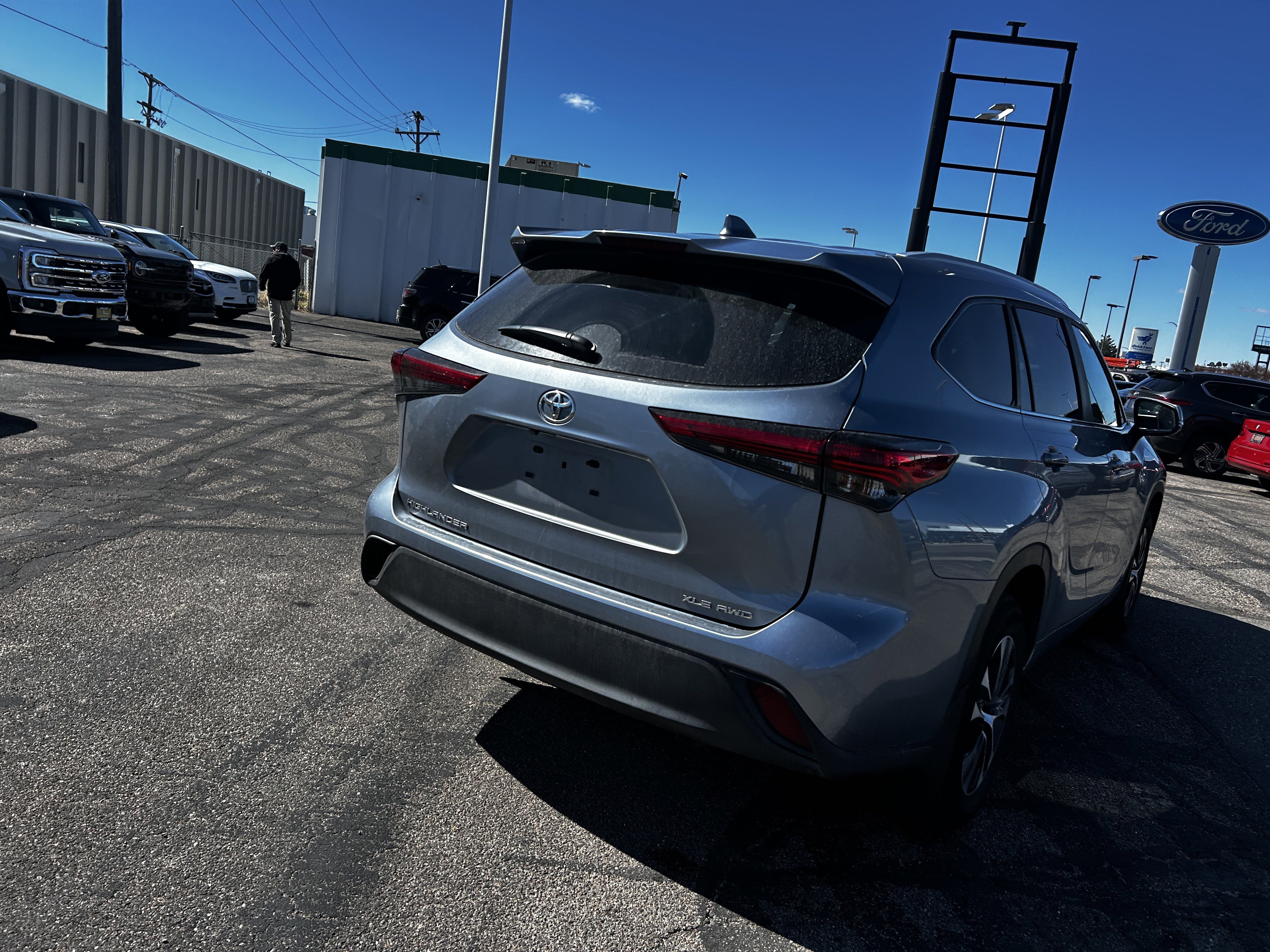Used 2023 Toyota Highlander XLE AWD/4WD image 5