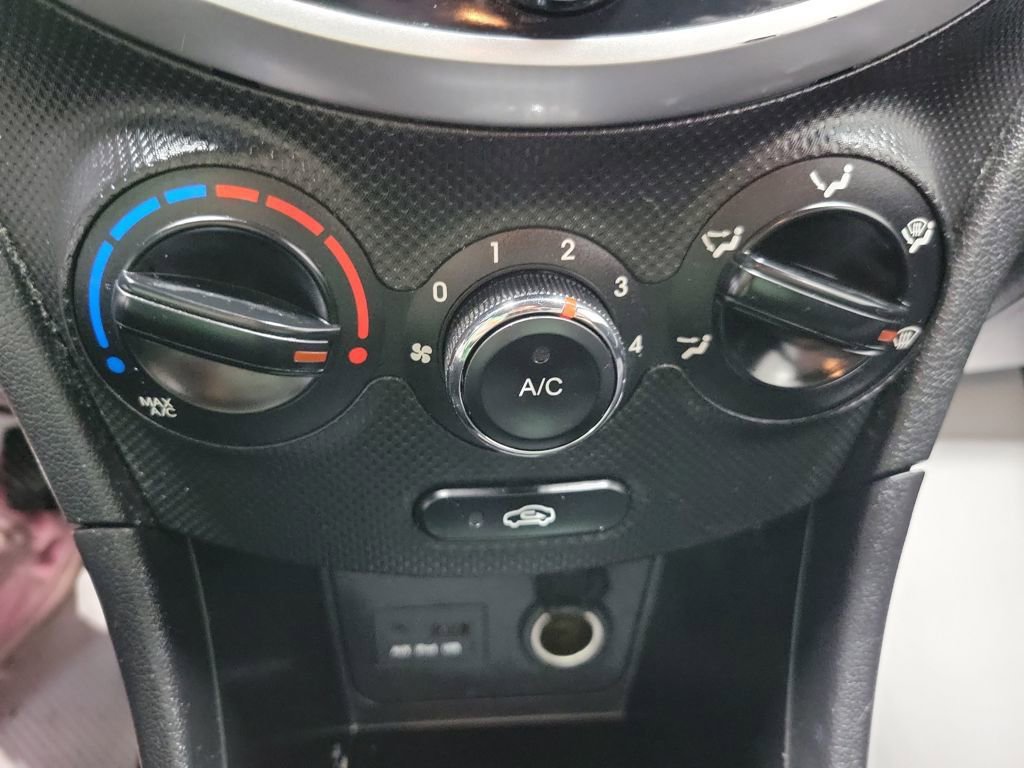 Used 2013 Hyundai Accent SE image 43