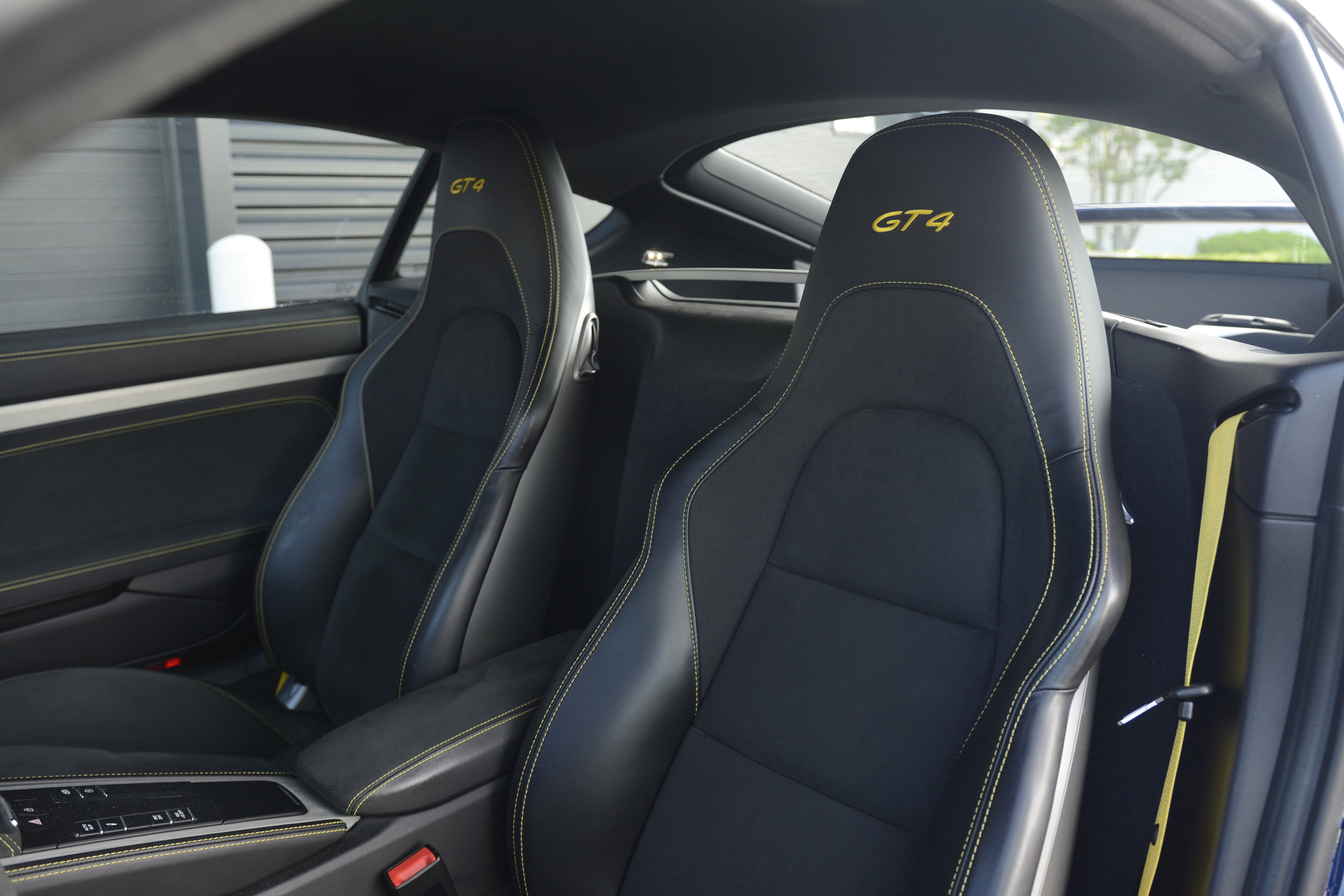Certified 2022 Porsche 718 Cayman GT4 RWD image 5