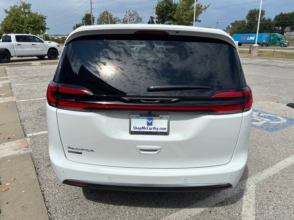 New 2027 Chrysler Pacifica Select FWD image 11
