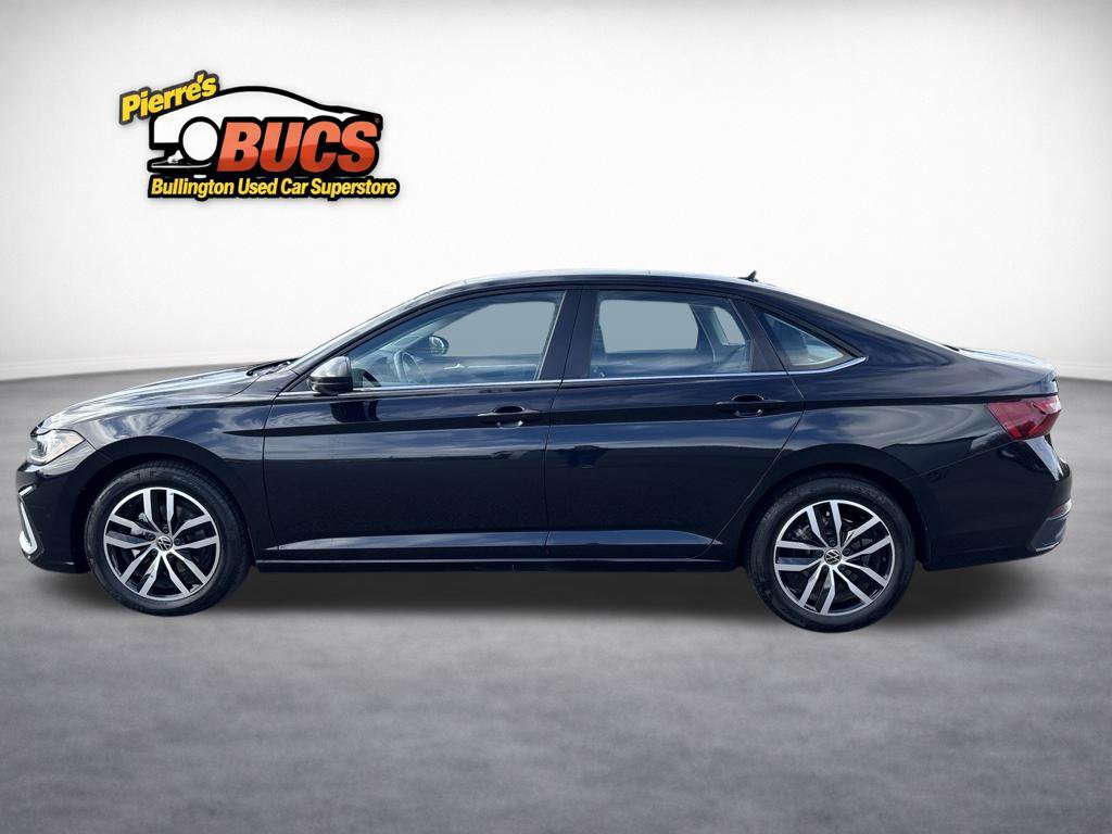 Used 2025 Volkswagen Jetta SE FWD image 2