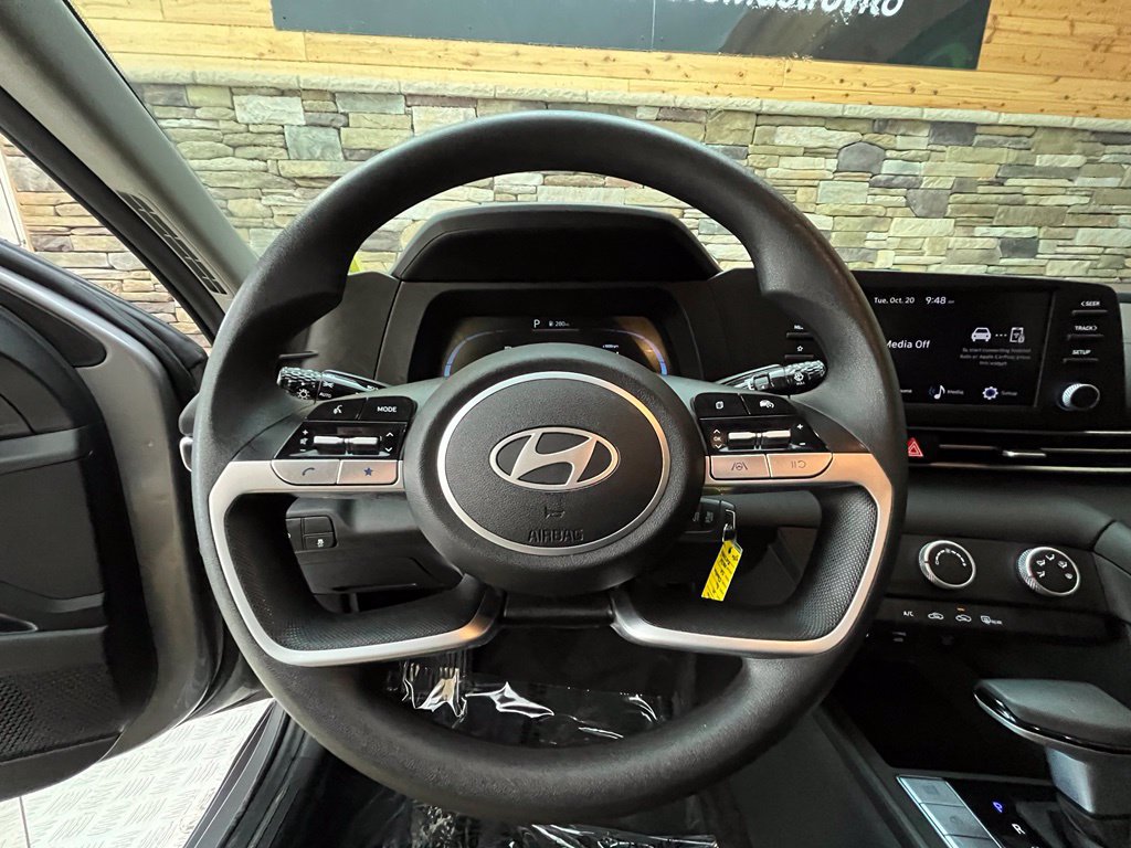 Certified 2024 Hyundai Elantra SE FWD image 30