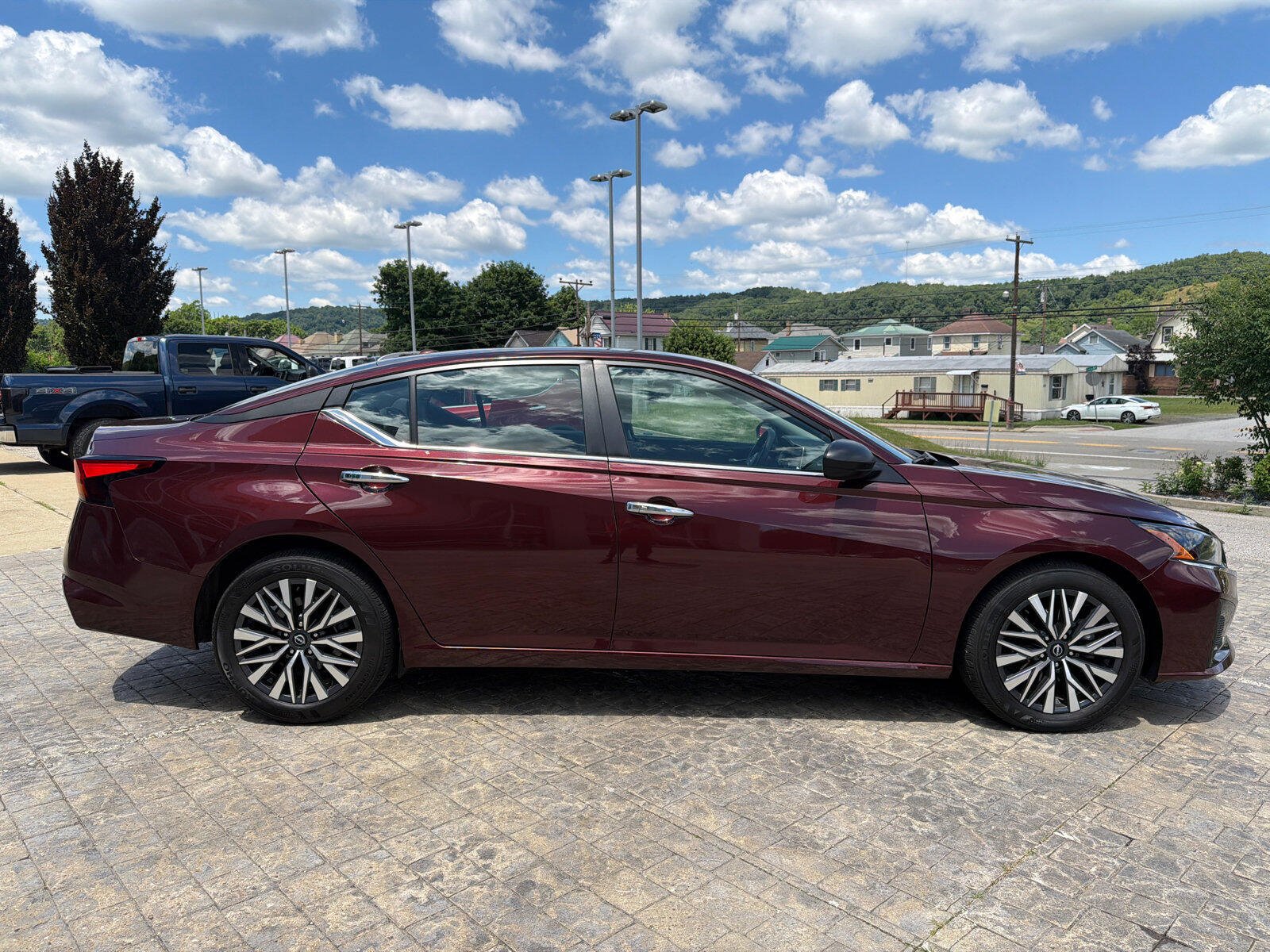 Used 2025 Nissan Altima 2.5 SV FWD image 9