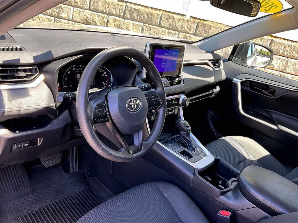 Used 2024 Toyota RAV4 LE AWD/4WD image 8