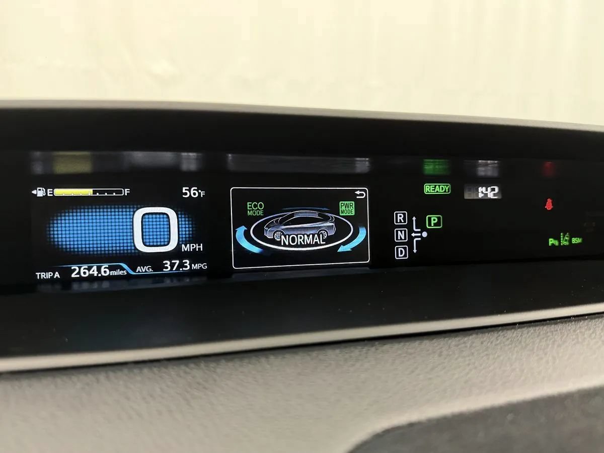 Used 2018 Toyota Prius Three Touring w/ Appearance Package FWD image 16