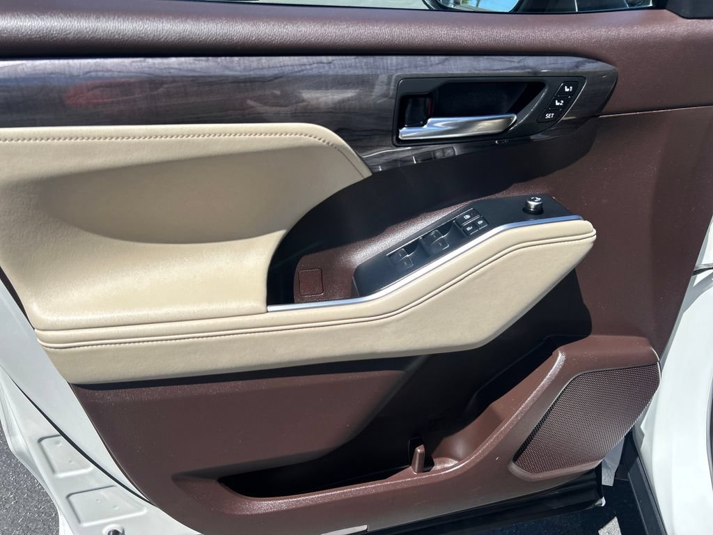 Certified 2021 Toyota Highlander Limited AWD/4WD image 11