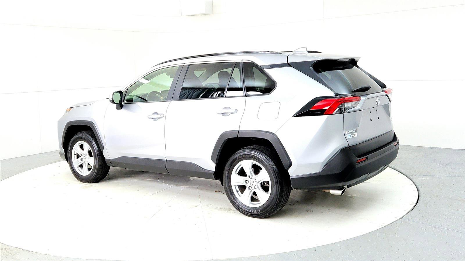 Used 2020 Toyota RAV4 XLE w/ Convenience Package image 4