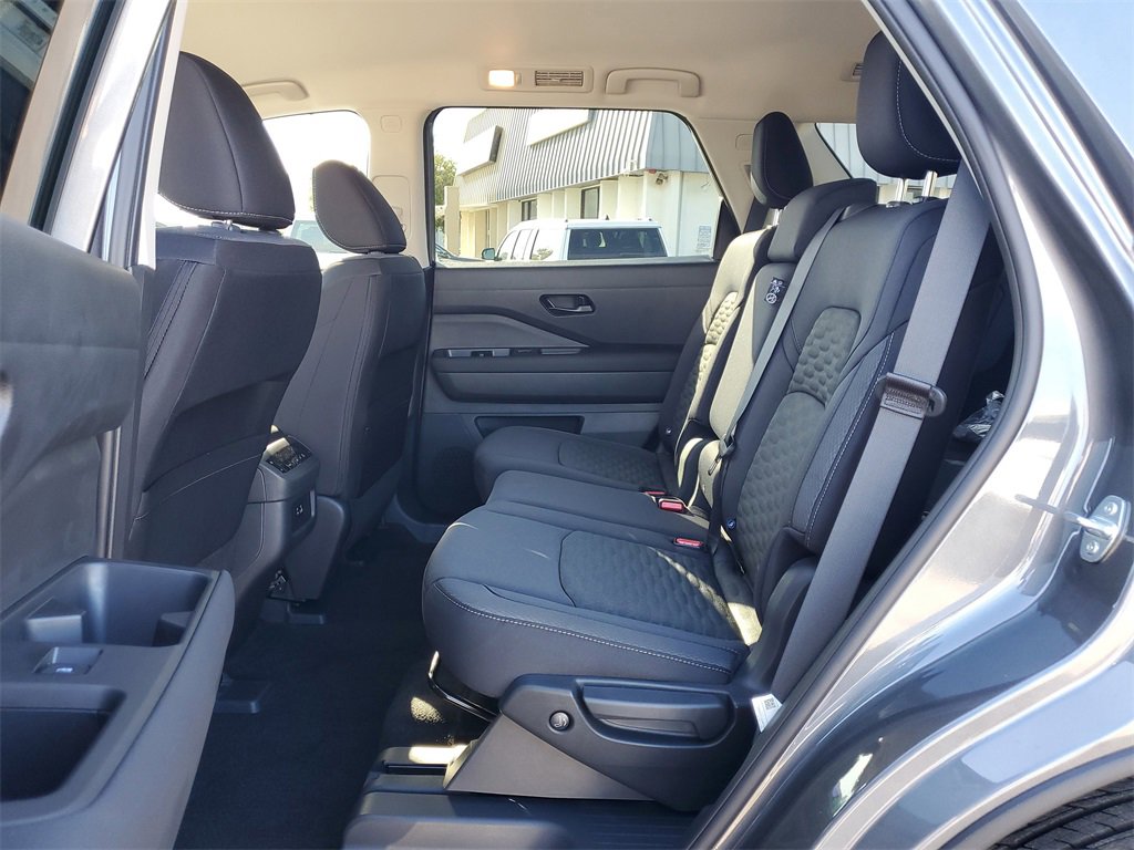 New 2025 Nissan Pathfinder SV image 6