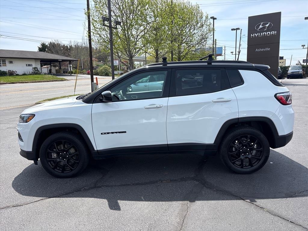 Used 2023 Jeep Compass Latitude AWD/4WD image 3