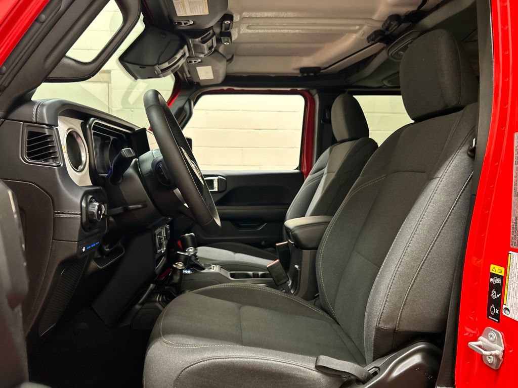 Used 2025 Jeep Wrangler Unlimited Sahara AWD/4WD image 7