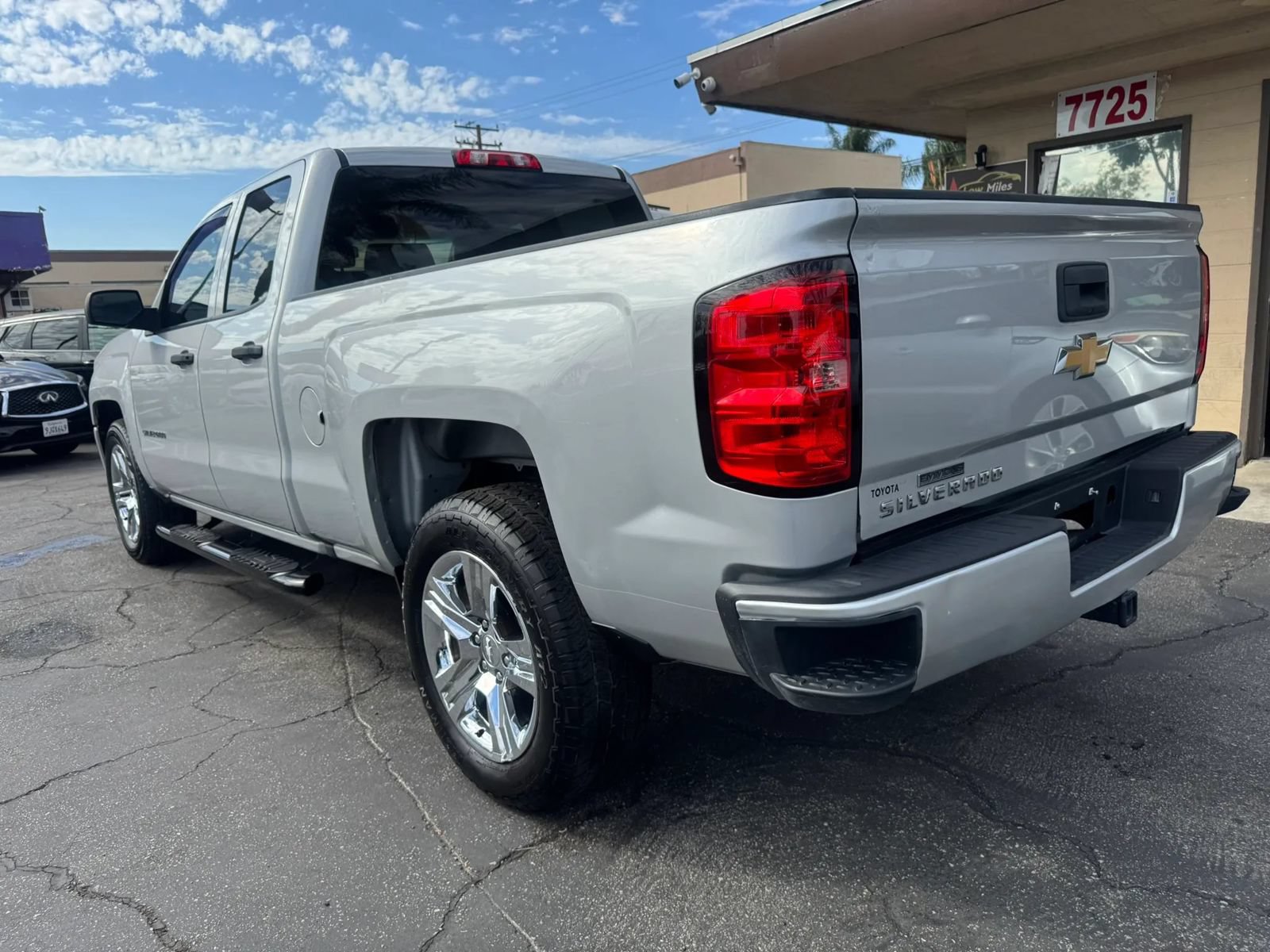 Used 2018 Chevrolet Silverado 1500 Custom w/ Custom Value Package RWD image 8