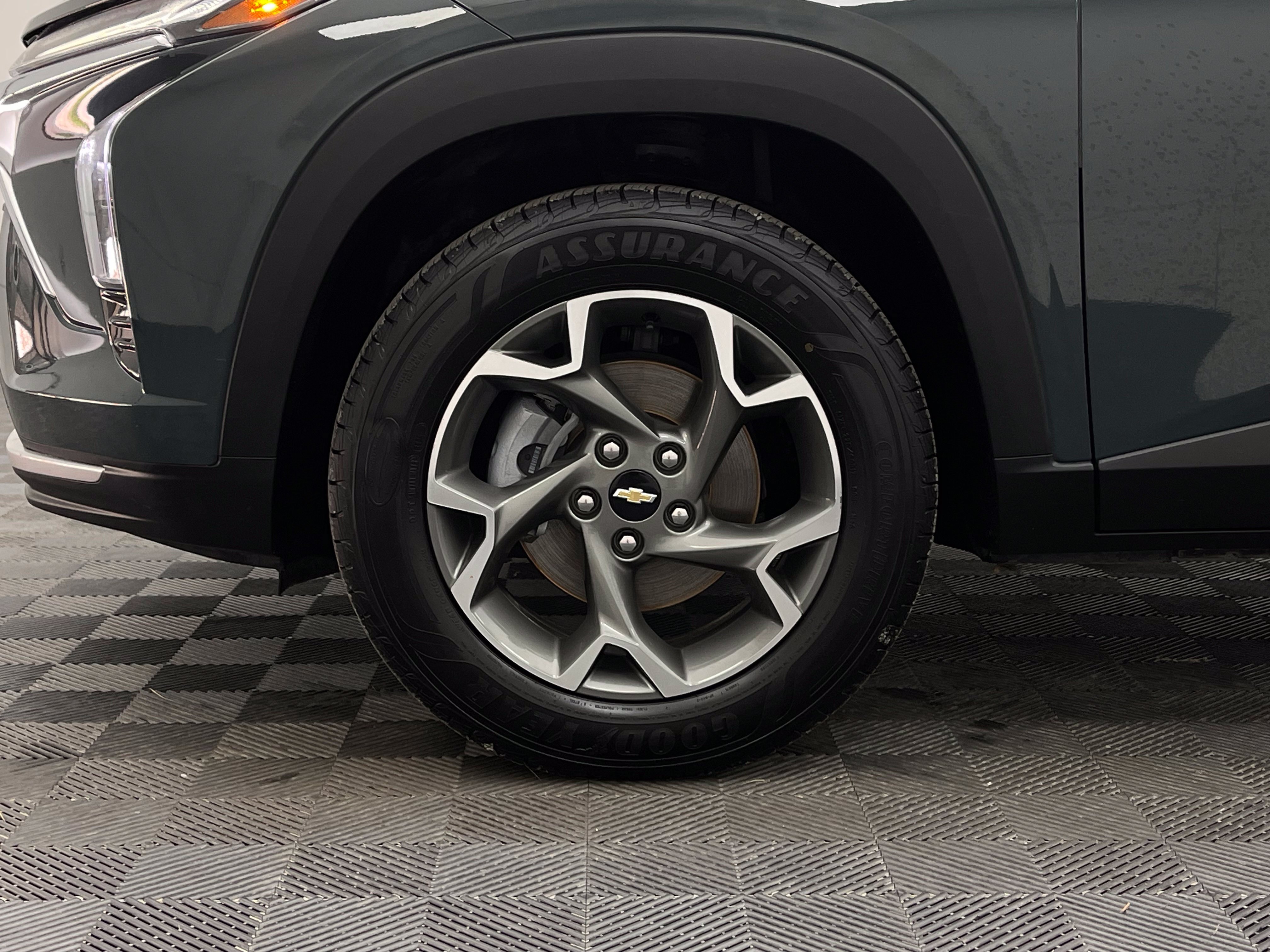 Used 2025 Chevrolet Trax LT FWD image 12